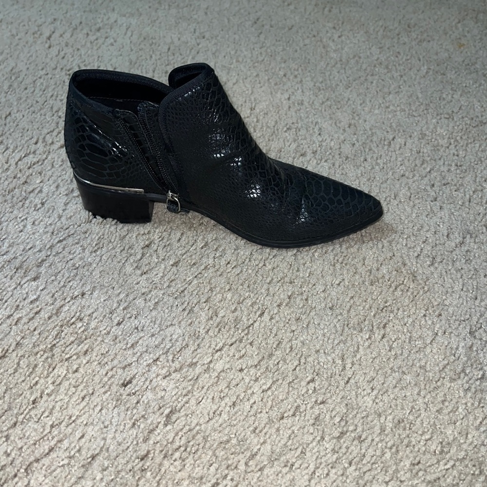 Black shoes. the size is 7.5 There is no tags attached to the item